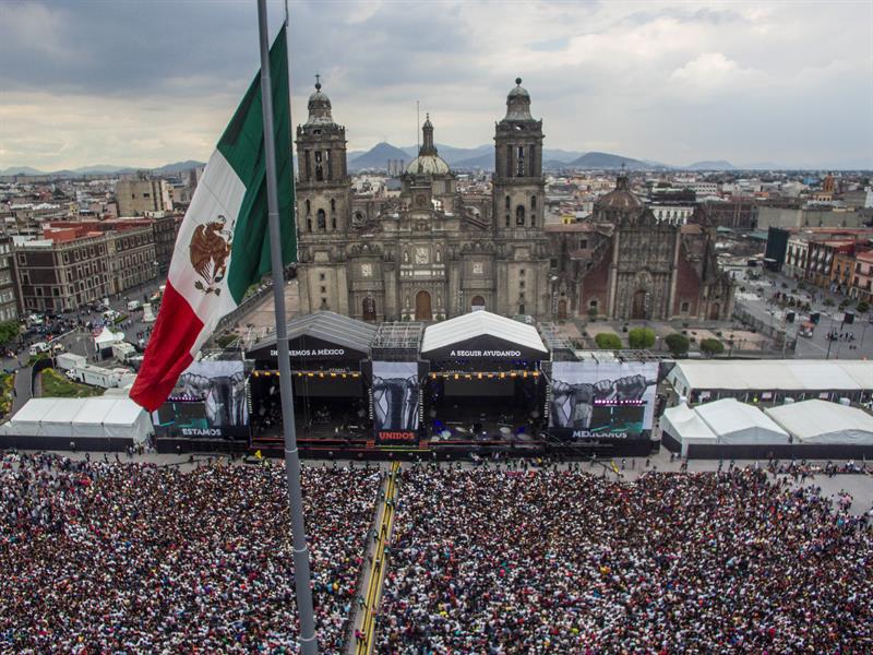 Fotografía cedida por la promotora OCESA de una vista general de los asistentes al concierto "Estamos Unidos Mexicanos" hoy, domingo 8 de octubre de 2017, en el zócalo de Ciudad de México (México). EFE