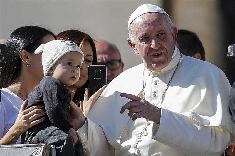 El papa Francisco saluda a una niña durante la audiencia general de los miércoles en la plaza de San Pedro del Vaticano, hoy, 11 de octubre de 2017. EFE