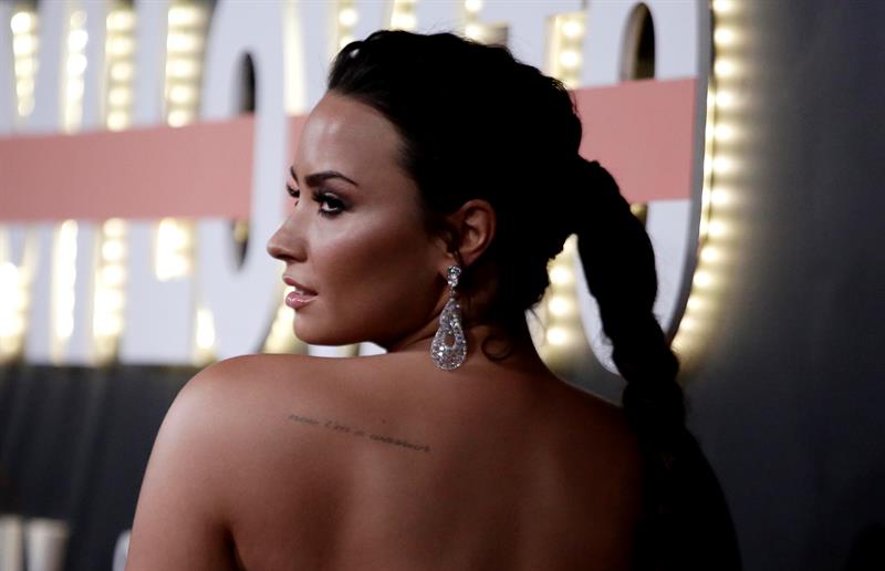La cantante, compositora y actriz estadounidense Demi Lovato posa para los fotógrafos a su llegada a la presentación de su documental "Demi Lovato: Simply Complicated" en el teatro Fonda Theatre de Hollywood, California (Estados Unidos). EFE
