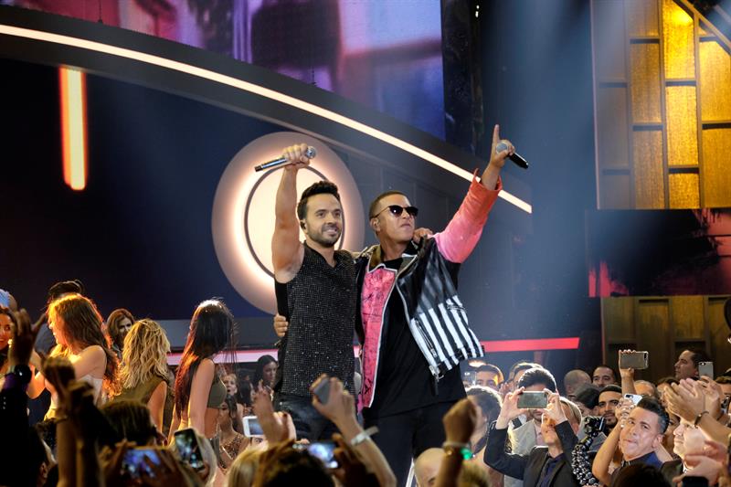 En la imagen, los cantantes Luis Fonsi (i) y Daddy Yankee (d). EFE/Archivo