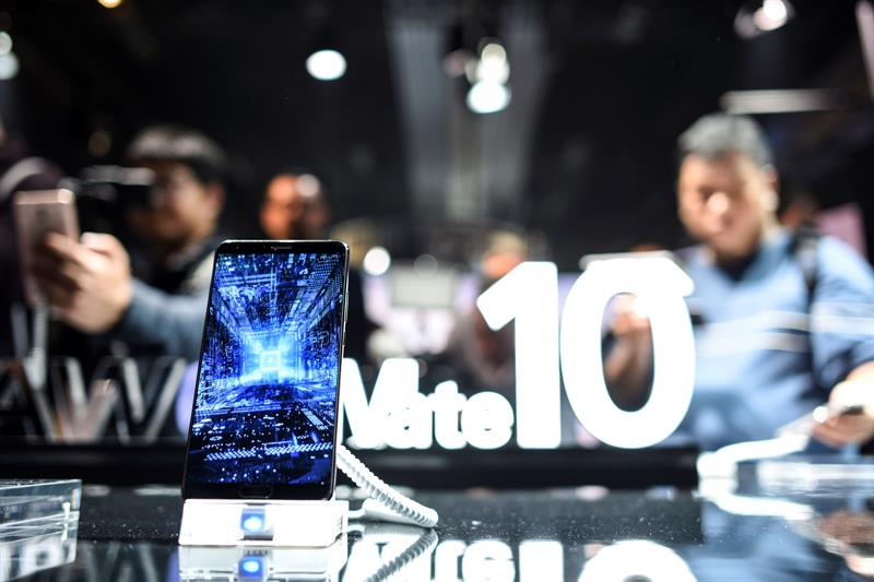 arios visitantes prueban los teléfonos Huawei Mate 10 y el Mate 10 Pro, durante su presentación oficial en Múnich, Alemania. EFE