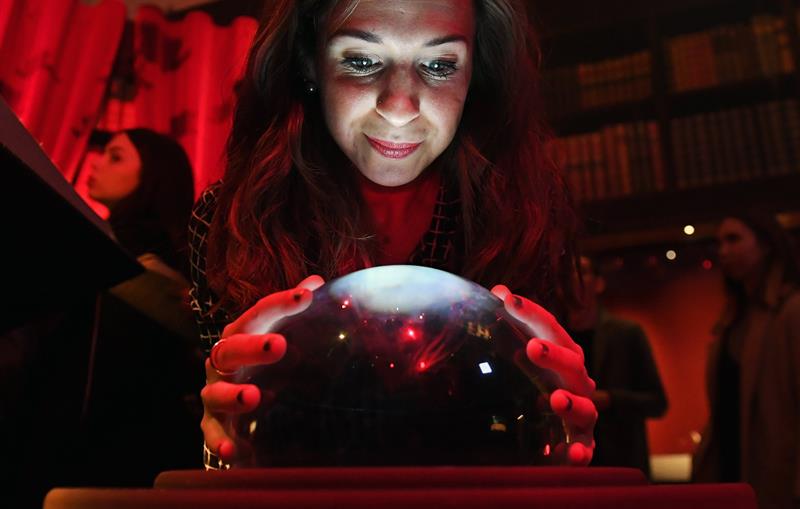 Una visitante observa objetos de la exposición "Harry Potter: historia de la magia", organizada para celebrar el 20 aniversario de la publicación del primer libro de la saga, en la Biblioteca Británica en Londres. / EFE