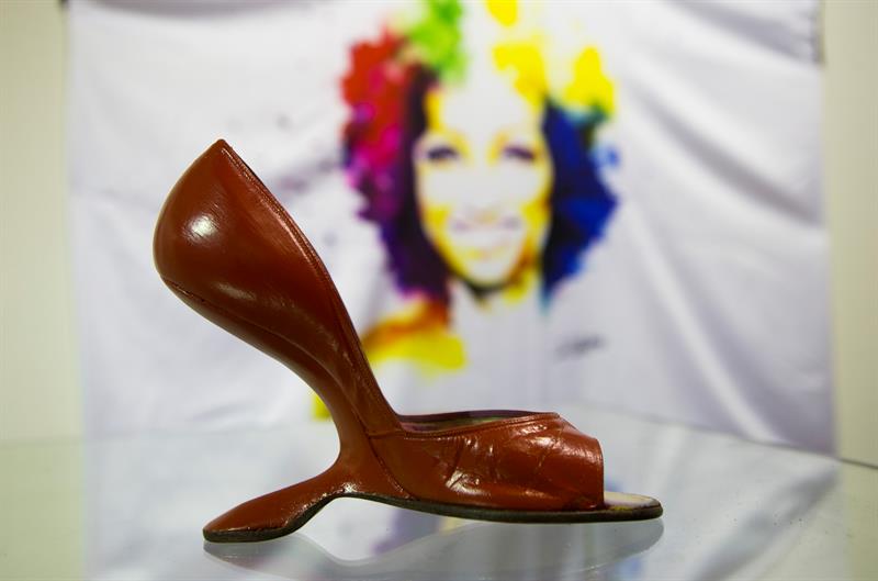 Un tacón de la cantante Celia Cruz, que hacen parte de los vistosos vestidos, zapatos y pelucas de la legendaria cantante cubana Celia Cruz, la "Reina de la Salsa".  EFE