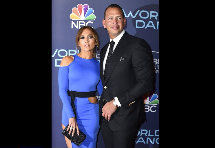 Jennifer López, izquierda, y Alex Rodríguez.  /  AP