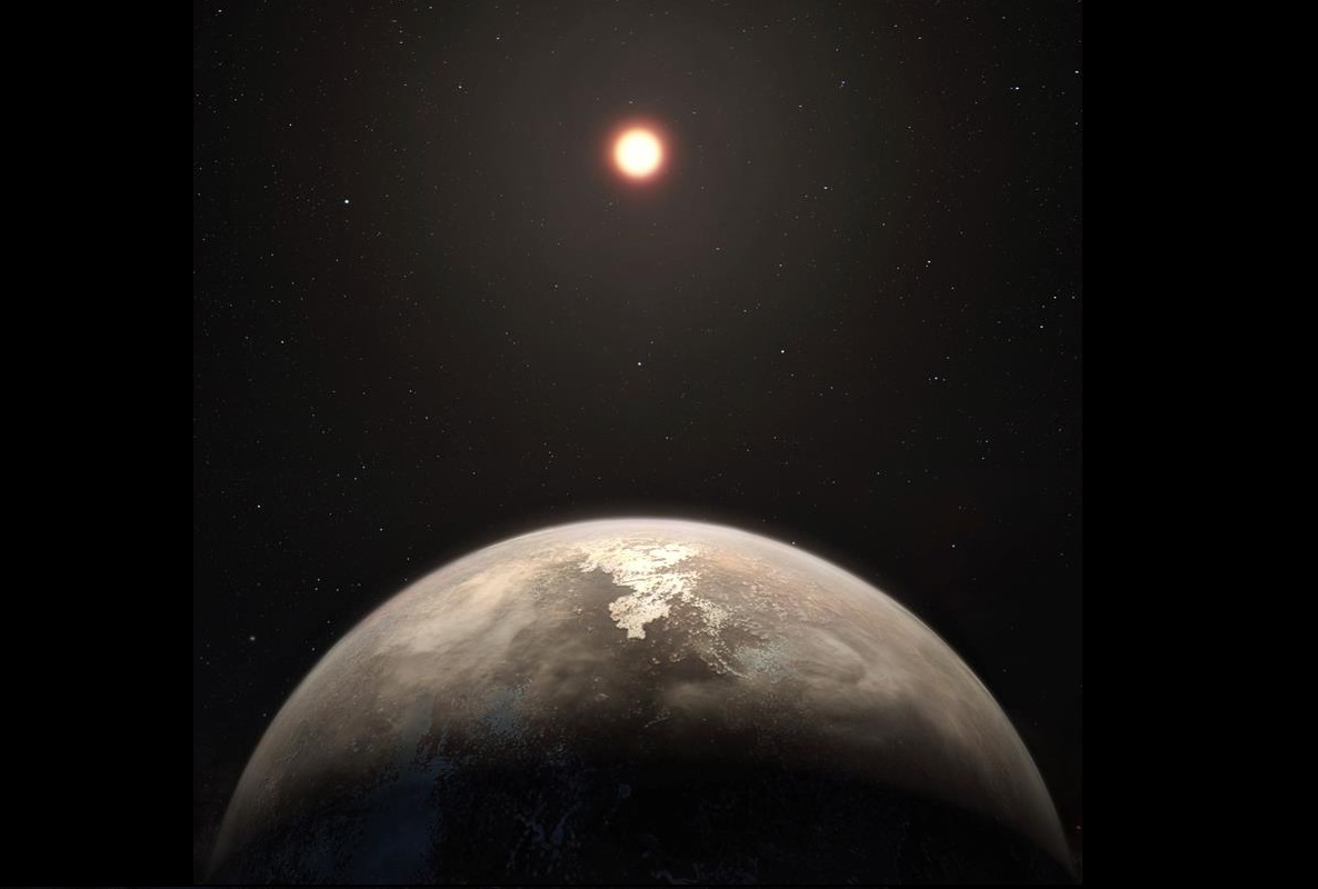 Recreación artística que muestra al planeta templado Ross 128 b, descurbierto por un equipo internacional de científicos , con su estrella enana roja anfitriona al fondo. EFE