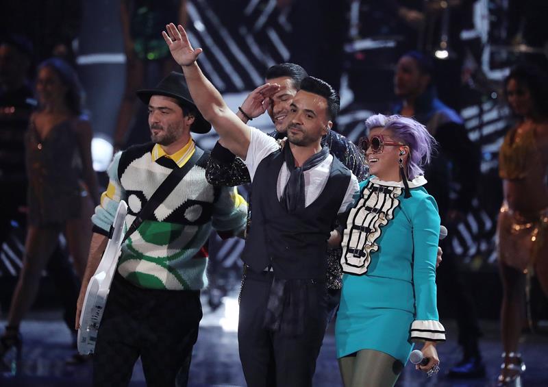 El cantante puertorriqueño Luis Fonsi (c) canta su tema 'Despacito' junto a Bomba Estéreo durante los XVIII Premios Grammy Latinos celebrados en el MGM Grand Garden Arena de Las Vegas, Nevada (EE. UU.).EFE