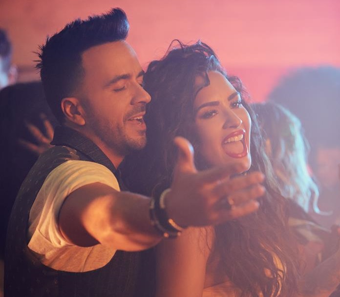 Fotografía promocional cedida del nuevo sencillo de Luis Fonsi con la cantante hispana Demi Lovato, "Échame la culpa".  /  EFE