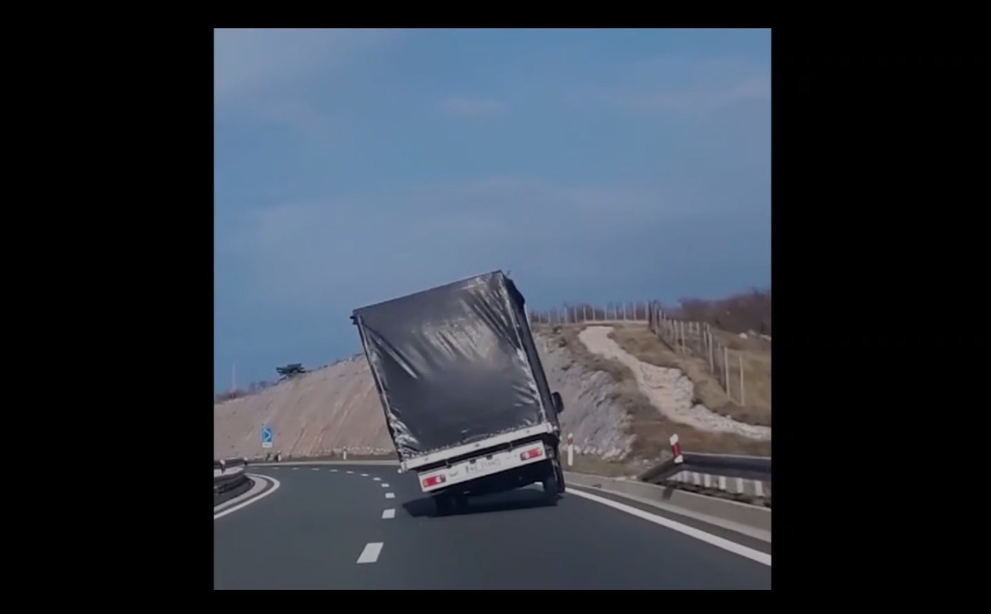 El conductor tuvo que maniobrar para no termina de lado en la vía. /  Captura de video
