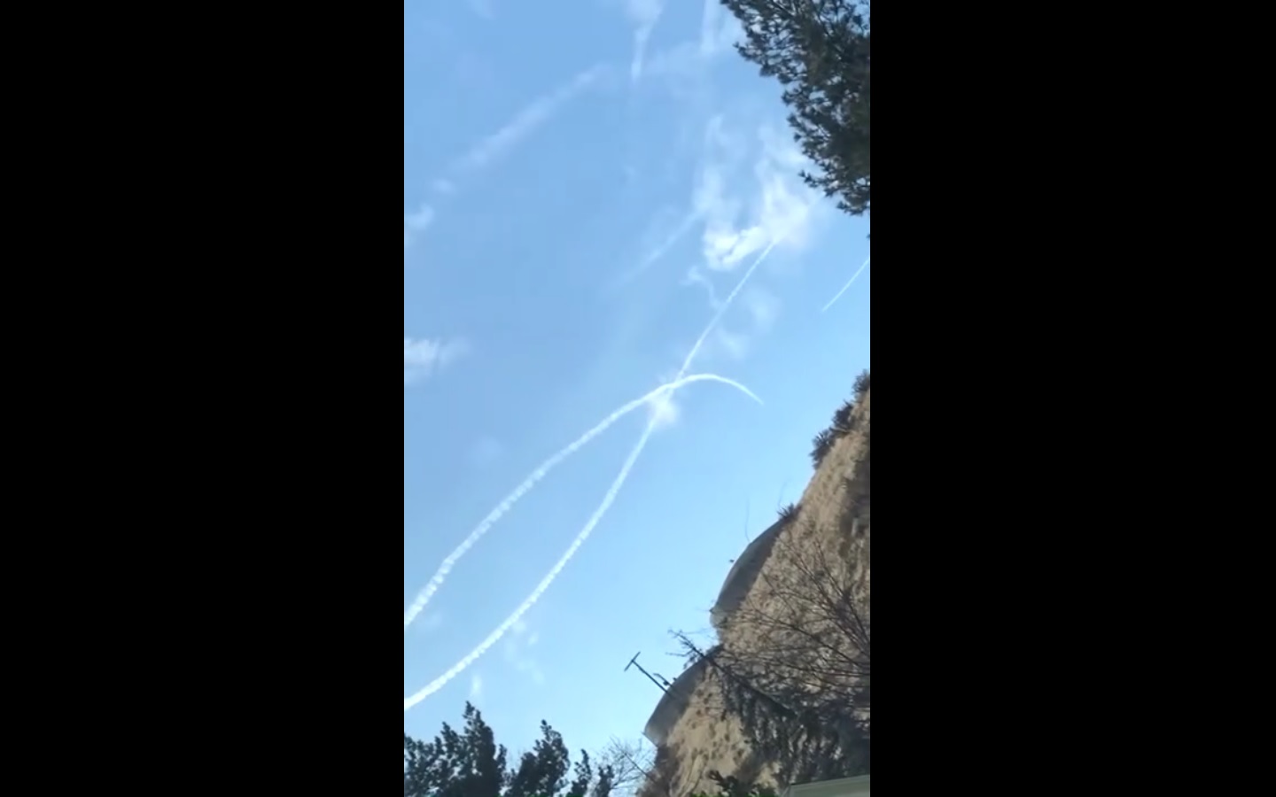 Quienes observaron el suceso no podían creer lo que veían.  /  Captura de video