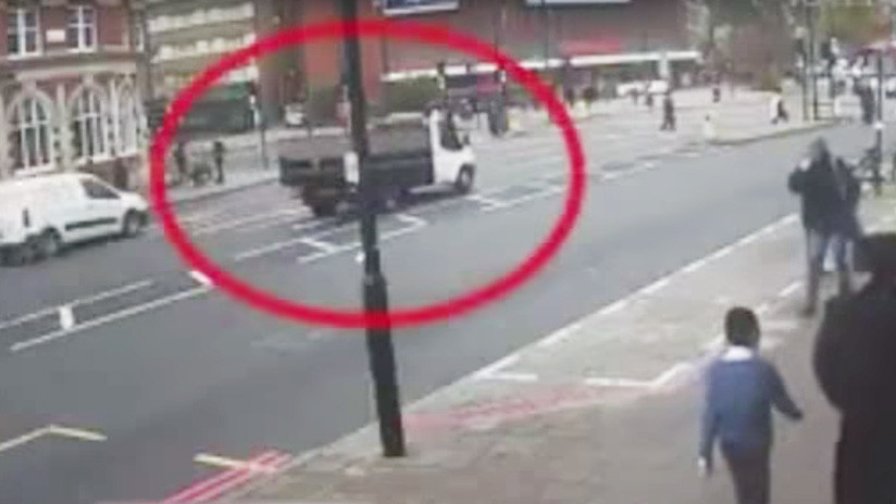 El suceso fue captado por un video de vigilancia.