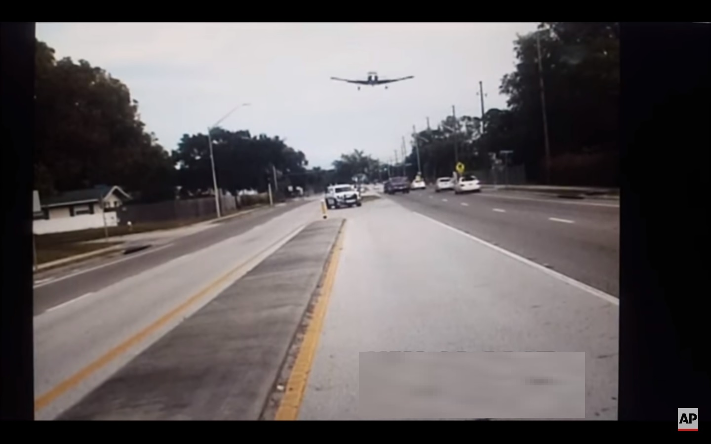 En el video se puede ver a la nave cuando choca contra varios árboles a un lado de la vía y deja un rastro de escombros. /  Captura de video AP