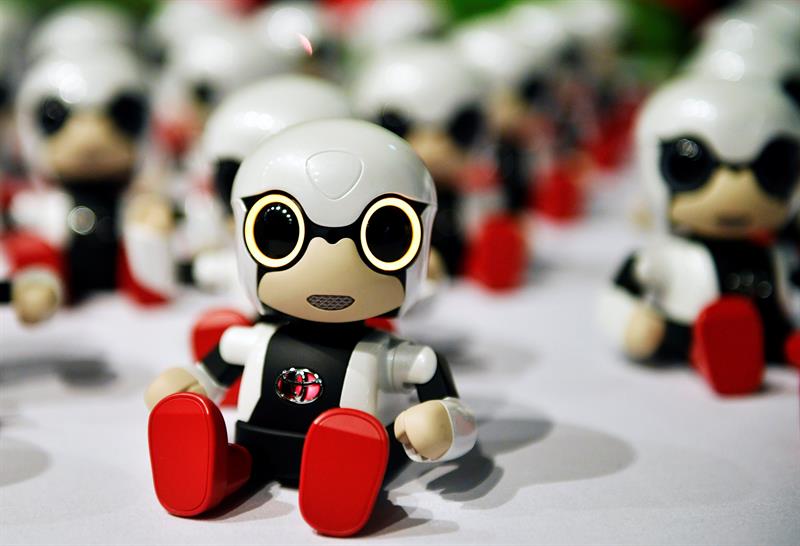 Un robot "Kirobo Mini" durante una rueda de prensa en Tokio, Japón, hoy 22 de noviembre de 2017. Toyota ha lanzado a la venta en Japón este tipo de robot mini por un precio de 39.800 yenes (unos 300 euros). EFE