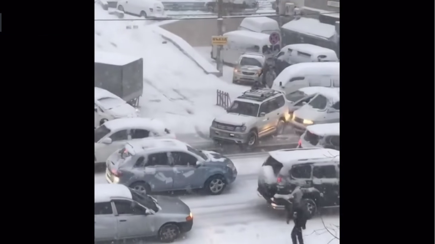 Conducir lento tampoco ayudó mucho. /  Captura de video.