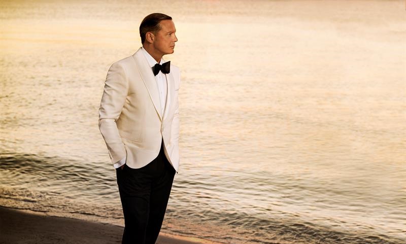 Fotografía cedida por Warner Music hoy, viernes 24 de noviembre de 2017, que muestra al cantante mexicano Luis Miguel durante una sesión fotográfica. EFE