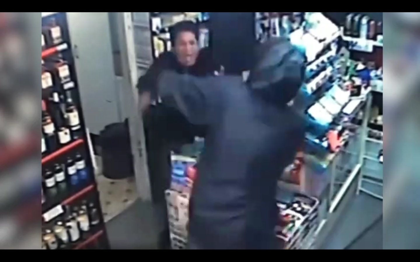 Se defendió del atacante.  Captura de video