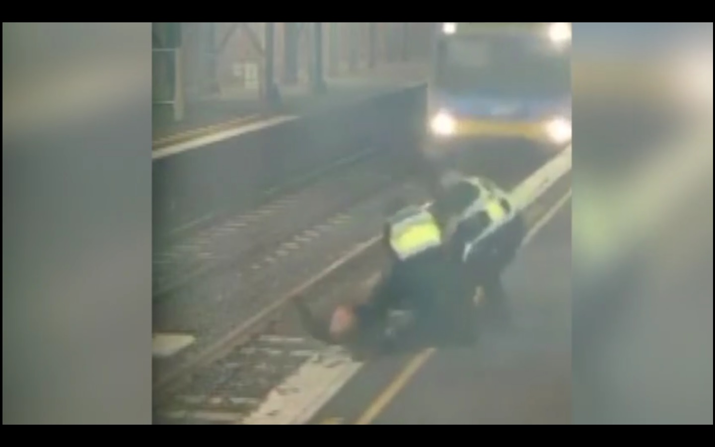 agentes de seguridad de la vía férrea la auxiliaron.