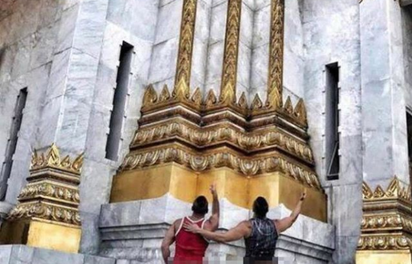 Joseph y Travis fueron detenidos en el aeropuerto internacional Don Muang de Bangkok después de que sus fotos se hicieran virales en las redes.  EFE