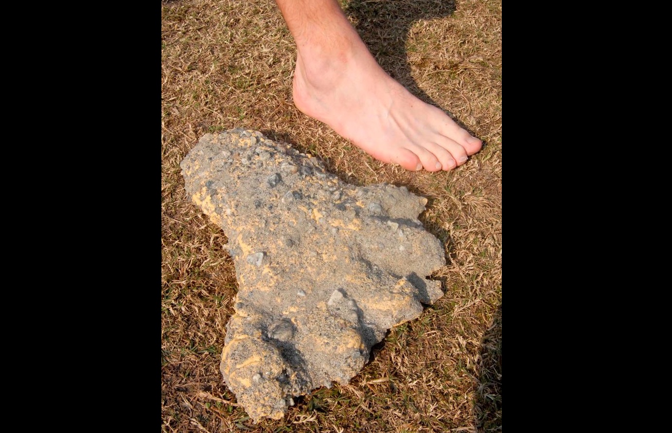El presentador de la televisión americana y explorador Josh Gates compara su pie con la supuesta huella del mítico abominable hombre de las nieves, 'Yeti', en su hotel de Katmandú, Nepal, el 1 de diciembre de 2007.  EFE