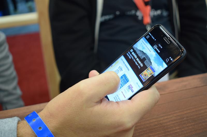 Según datos del centro de estudio Pew Research Center que recoge la RSNA, el 46 por ciento de los jóvenes de EE.UU. dicen que no podrían vivir sin su teléfono.  /  EFE