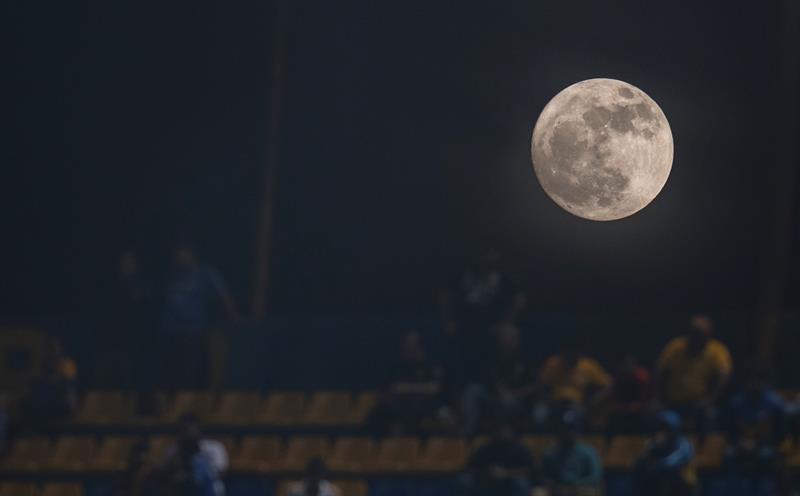 Vista de la luna desde la ciudad de Monterrey (México). EFE