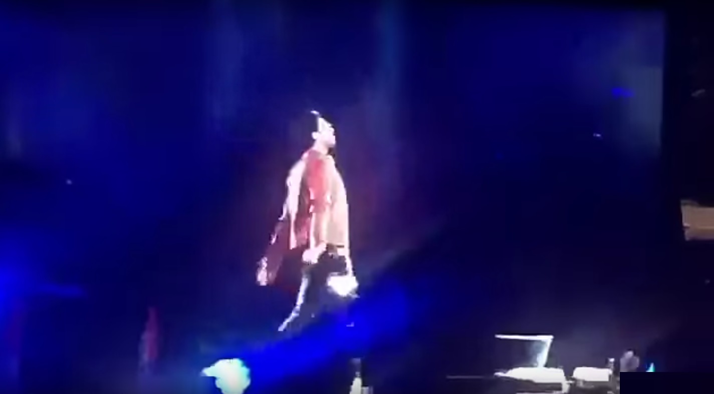 Afortunadamente el suceso no pasó a mayores, ya que Cuevas continuó cantando.