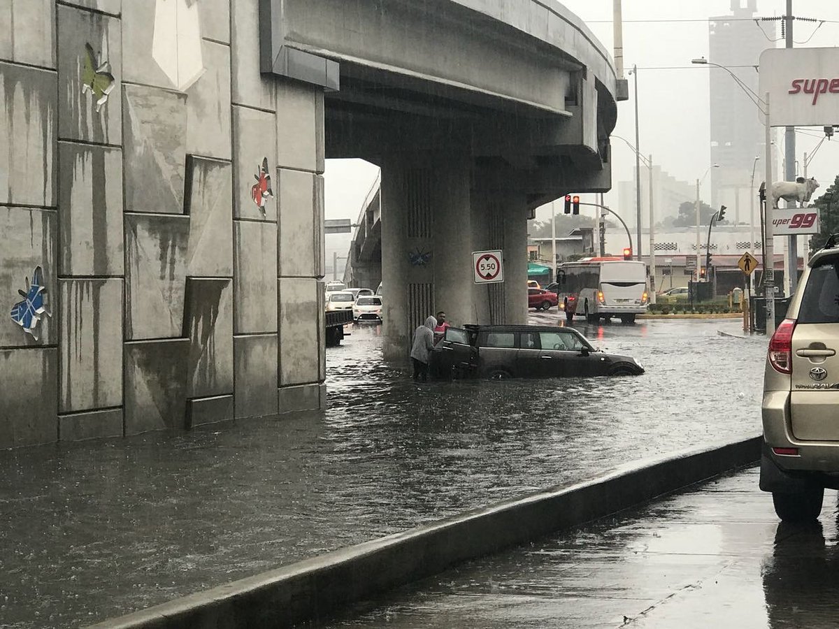 Calles inundadas por fuerte lluvia sobre la ciudad | Critica