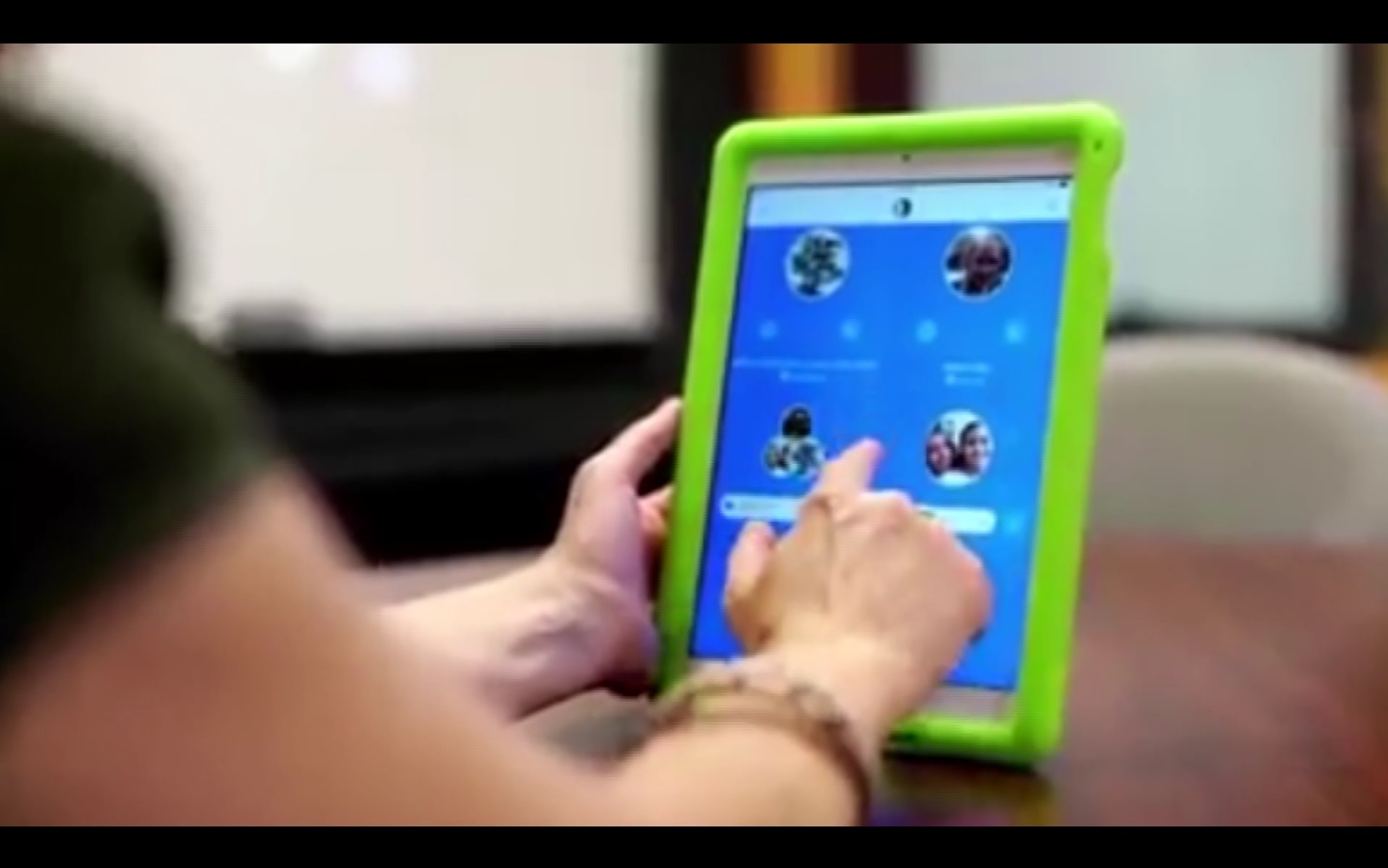 Los contactos deben ser autorizados por los padres.