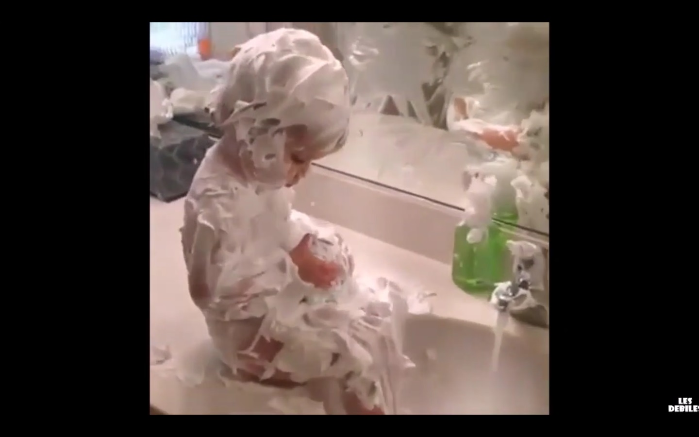 Pequeña acaba recubierta de la espuma de afeitar de su papá.