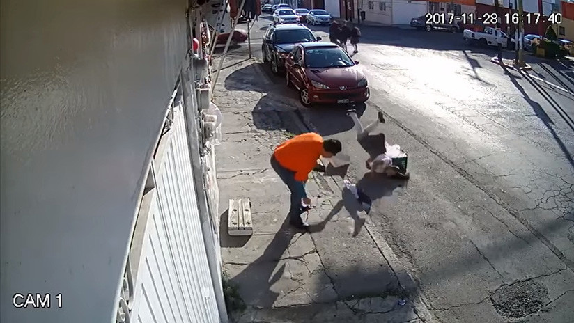 En las imágenes se aprecia como un camión cisterna sale de una boca calle ingresa a la vía y al parecer un cable telefónico se enreda en la estructura.