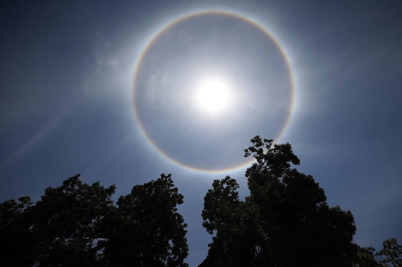 Vista de un gran arcoíris circular, sorprendió a miles de chilenos un fenómeno que, según los especialistas, lo ocasionan partículas de hielo en las nubes, en Santiago (Chile). EFE