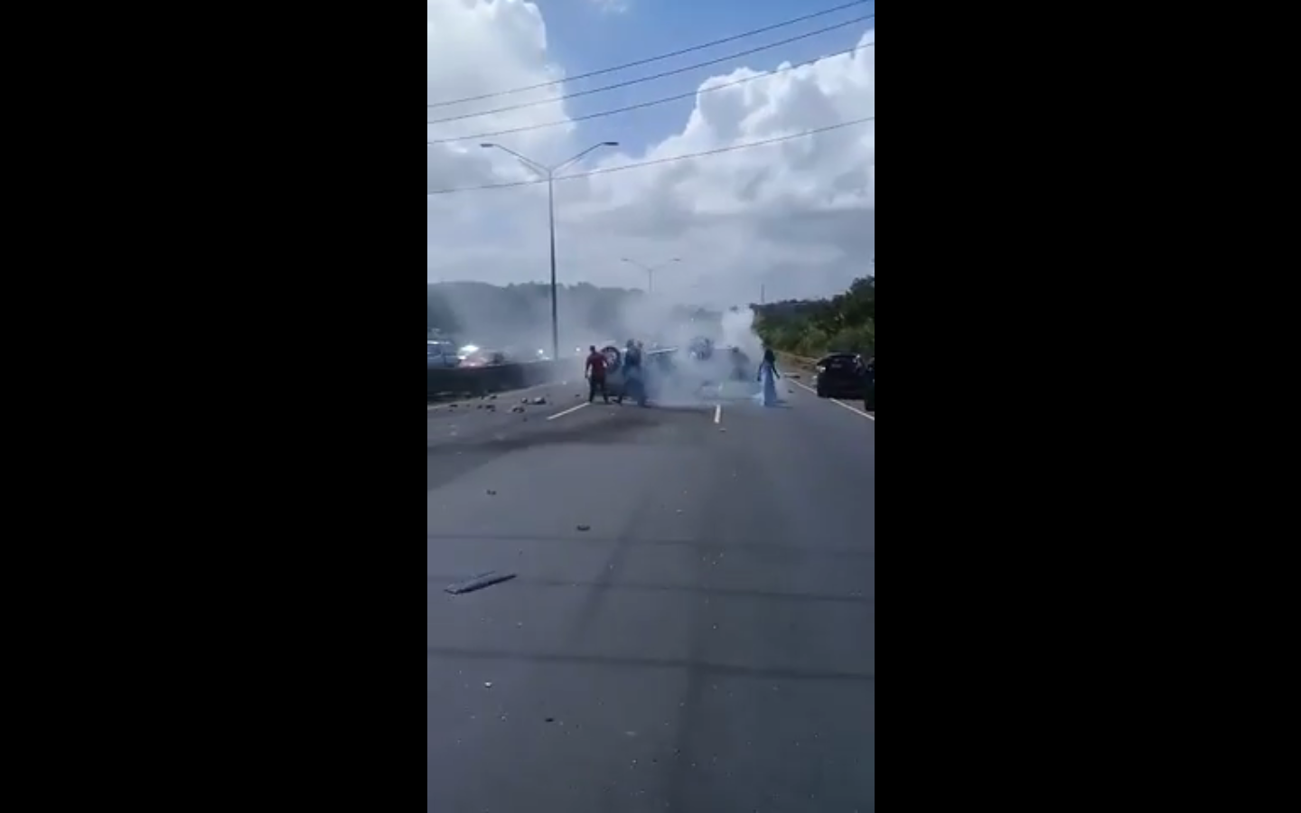 El accidente fu grabado en video por la cámara de otro vehículo.