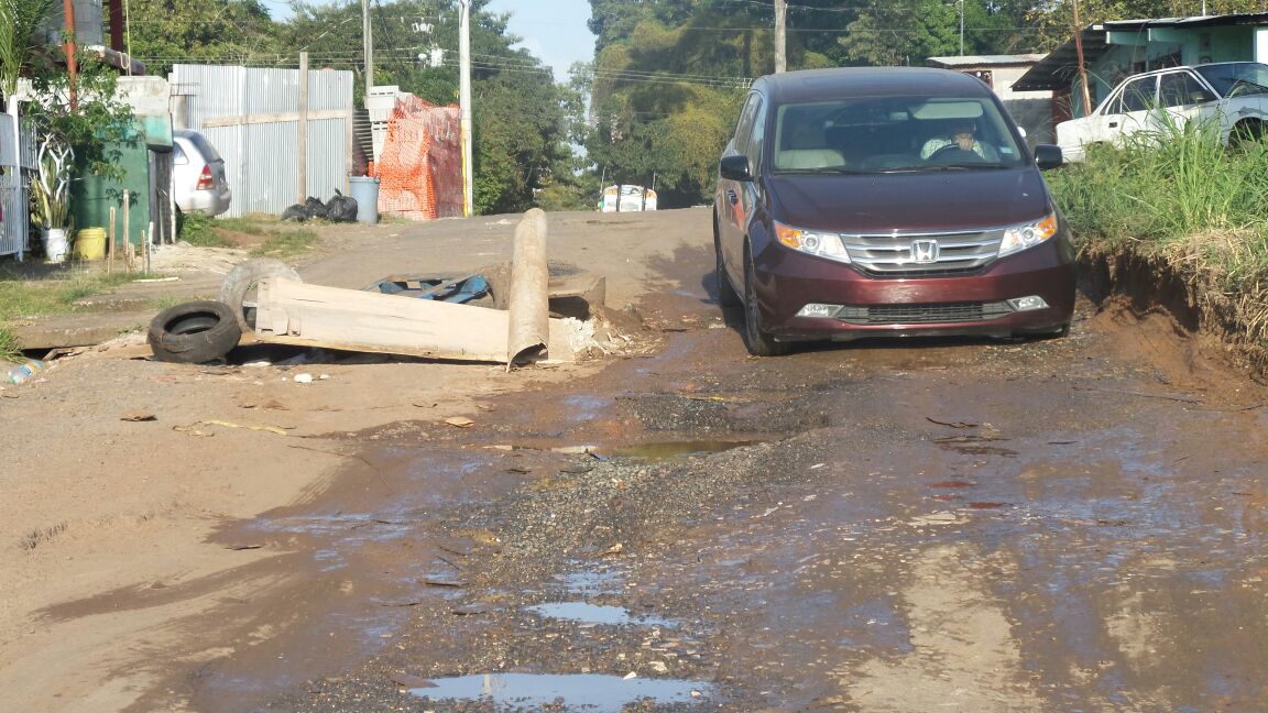 Los huecos son tan profundos que si un carro cae en ellos quedaría atascado. /  Foto: Landro Ortiz