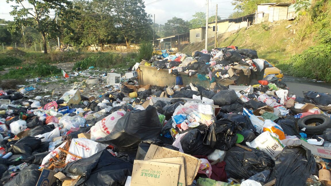Los desperdicios ya están llegando a la calle. / Foto: Landro Ortiz