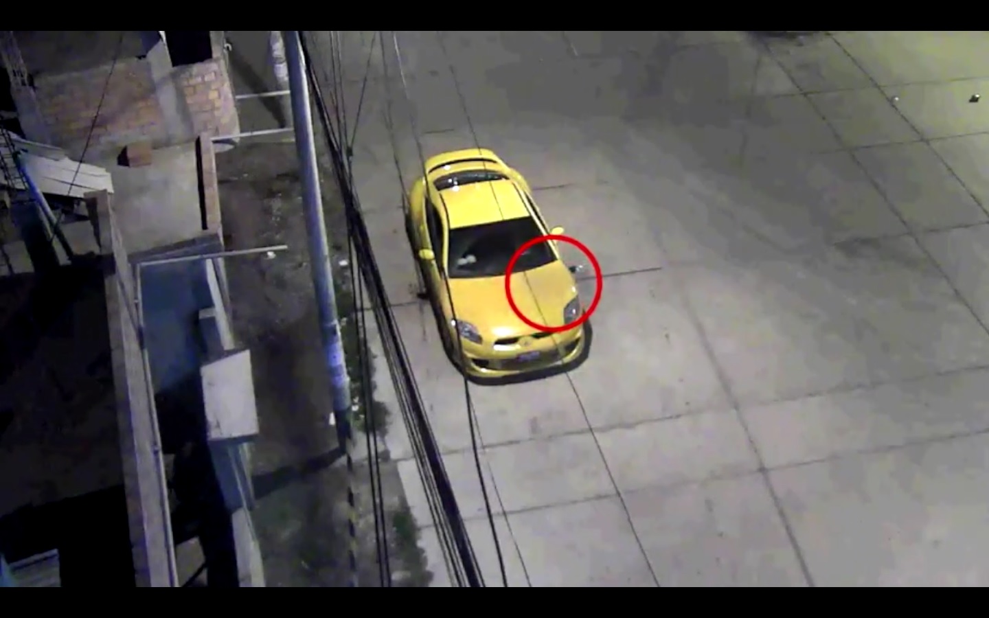 Al final de la filmación se aprecia cómo la extraña sombra se aleja... ¡De miedo!