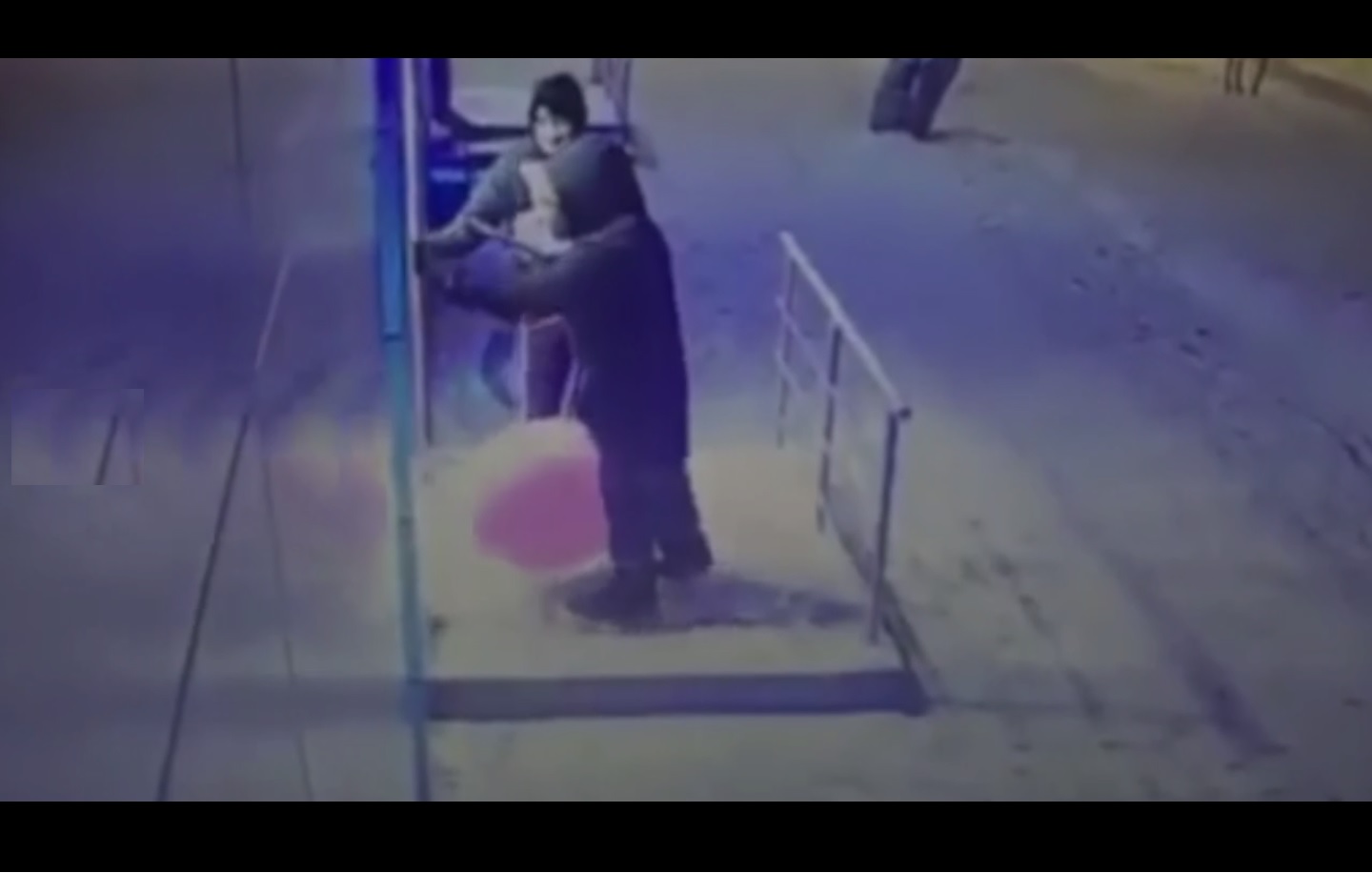 Los ladrones tuvieron que escoger entre escapar o el dinero. Captura de video