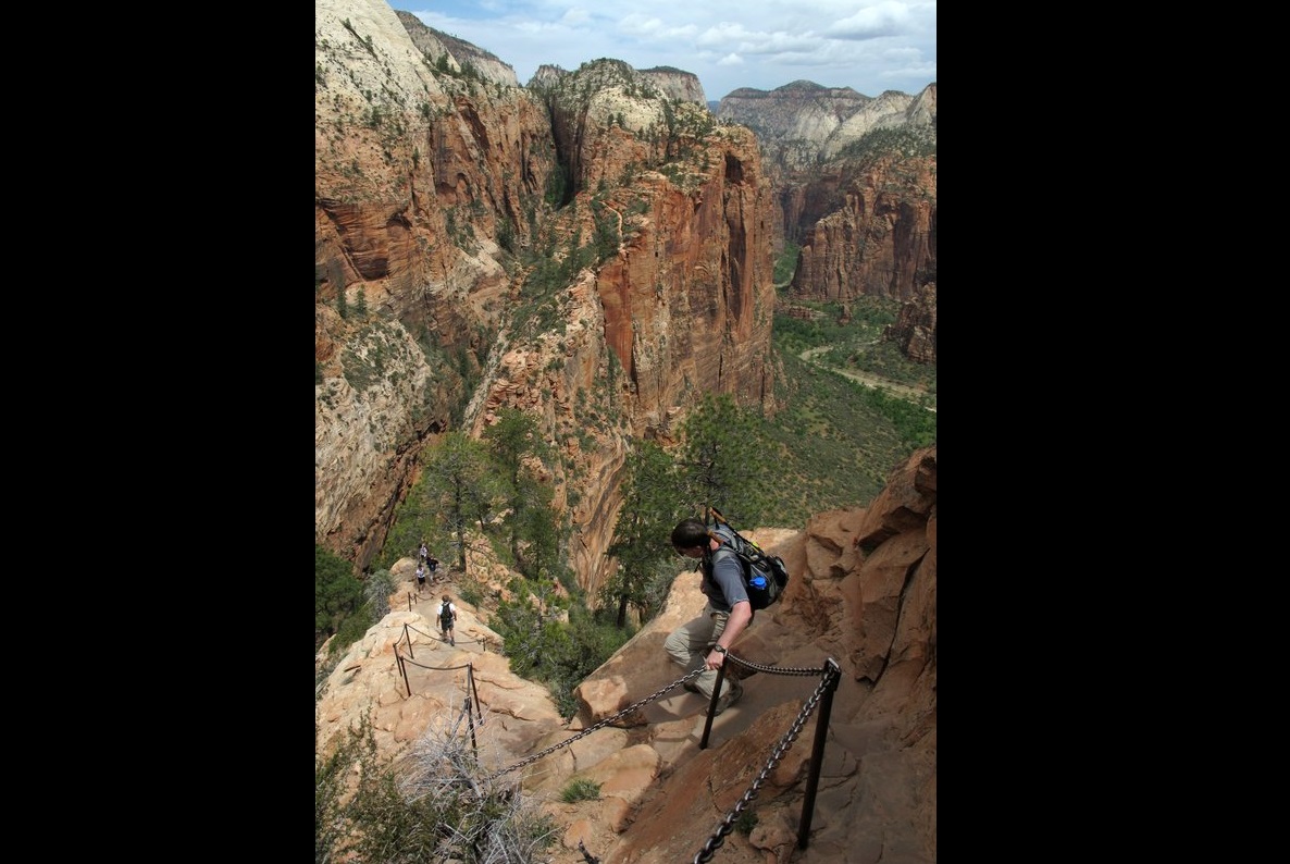  Los excursionistas bajan por el sendero Angels Landing en el Parque Nacional Zion, en Utah. Foto: (Jud Burkett /The Spectrum &amp; Daily News via AP, File)