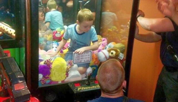 El niño estaba avergonzado, pero ileso cuando fue rescatado. La máquina sufrió daños menores.(Captura: Facebook/Bomberos de Titusville)