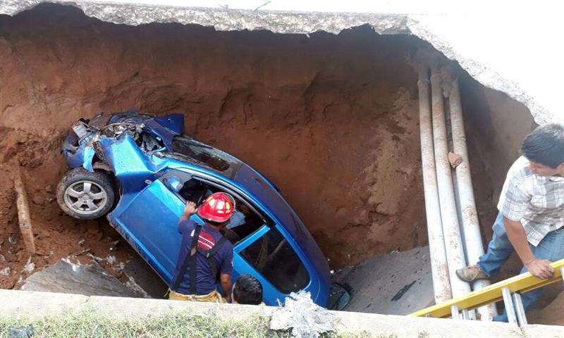Un bombero trata de rescatar a una de las víctimas de un accidente hoy, jueves 15 de febrero de 2018, en Santa Cruz (Bolivia). EFE