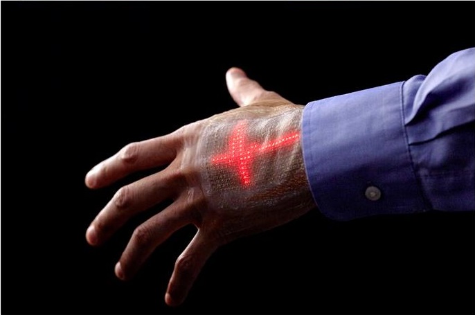 El uso de la pantalla podría expandirse a otros ámbitos como la construcción o el mantenimiento. EFE