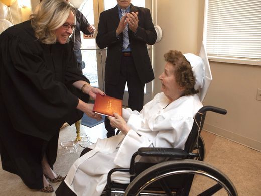Ruth Frezza recibe su diploma.  /  Foto tomada de The Detroit News