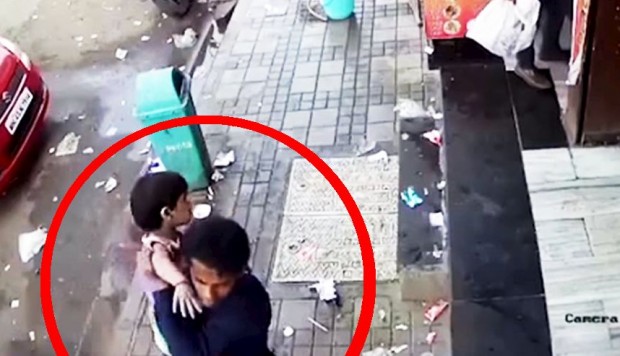 Raptan a niña de 2 años frente al negocio de sus padres [VIDEO] (Foto: Captura). 