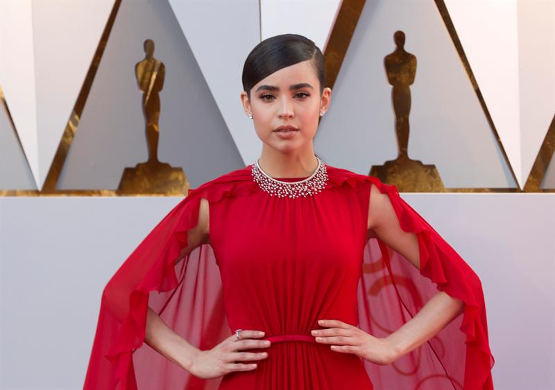 La actriz estadounidense Sofia Carson posa a su llegada a la ceremonia de la 90 edición de los premios Óscar, en el Teatro Dolby, en Hollywood, California (Estados Unidos). EFE