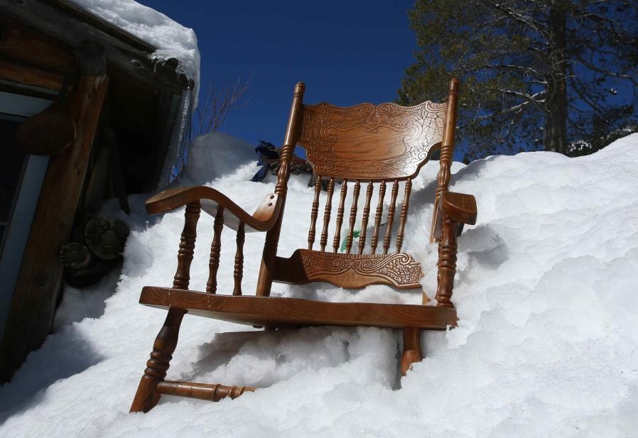 Un vecino vio unos guantes para esquiar junto al edificio de apartamentos y fue en ese momento cuando se dieron cuenta que estaban enterrados bajo la nieve.  /  Foto: AP Ilustrativa