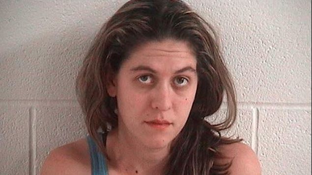 Alyssa Edwards, de 27 años, está encarcelada por poner en peligro la vida de un menor en relación al tiroteo del sábado en Hayesville.  Foto: The Ashland Times-Gazette
