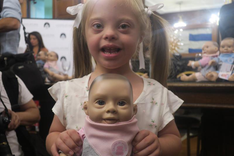 Una niña con síndrome de down sostiene un muñeco, en Buenos Aires (Argentina). EFE