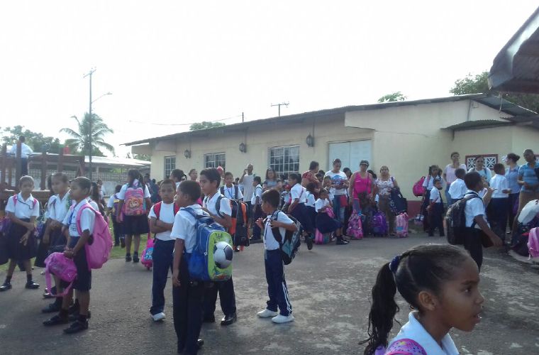 Alumnos protestan por el mal estado de su plantel | Critica