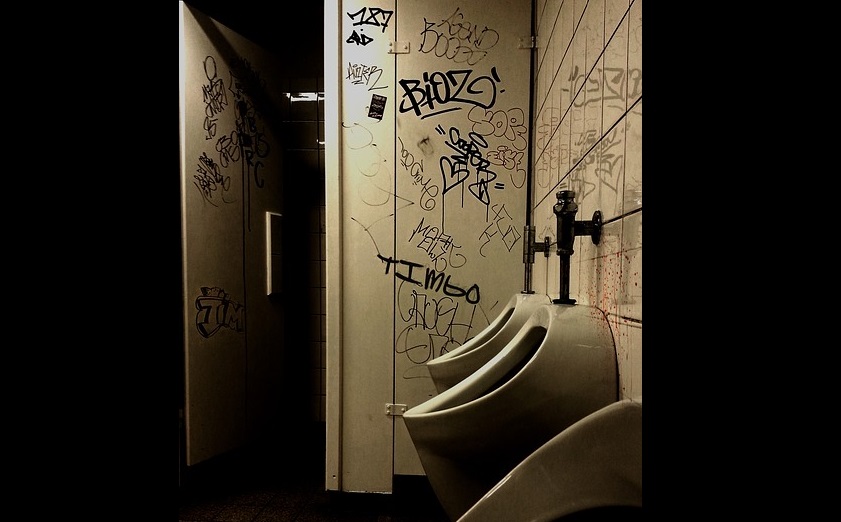 Vista general de un sanitario público de varones. Foto: Ilustrativa - Pixabay