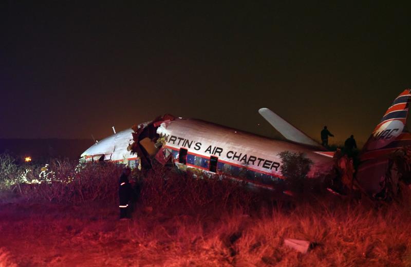 Vista de una avioneta que se accidentó el martes 10 de julio de 2018, cerca de Kameeldrift, al norte de Pretoria (Sudáfrica). EFE