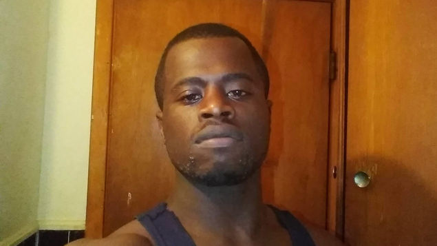 La policía dijo que Tommy Lee Beverly Jr., de 27 años, es buscado por un cargo de robo a mano armada. AP