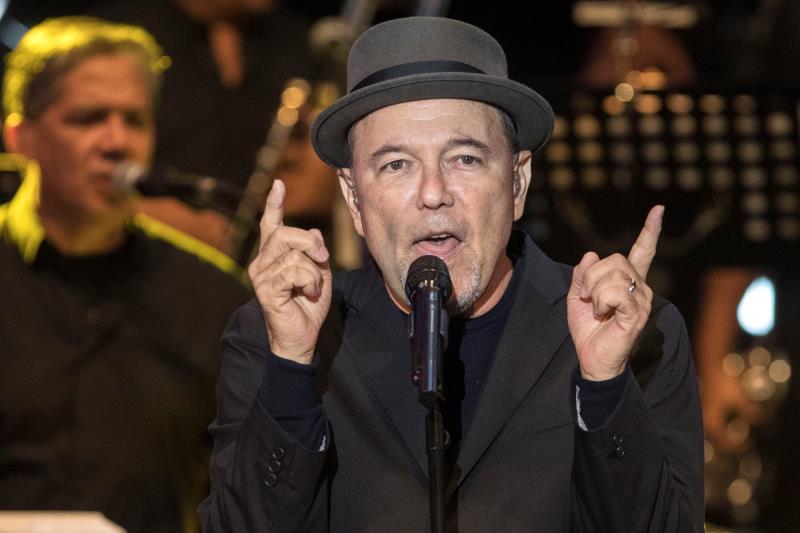 El cantante panameño Rubén Blades, durante el concierto inaugural de la XXIV edición del Festival La Mar de Músicas ofrecido esta noche en el Parque Torres de Cartagena, en Murcia. EFE/Marcial Guillén